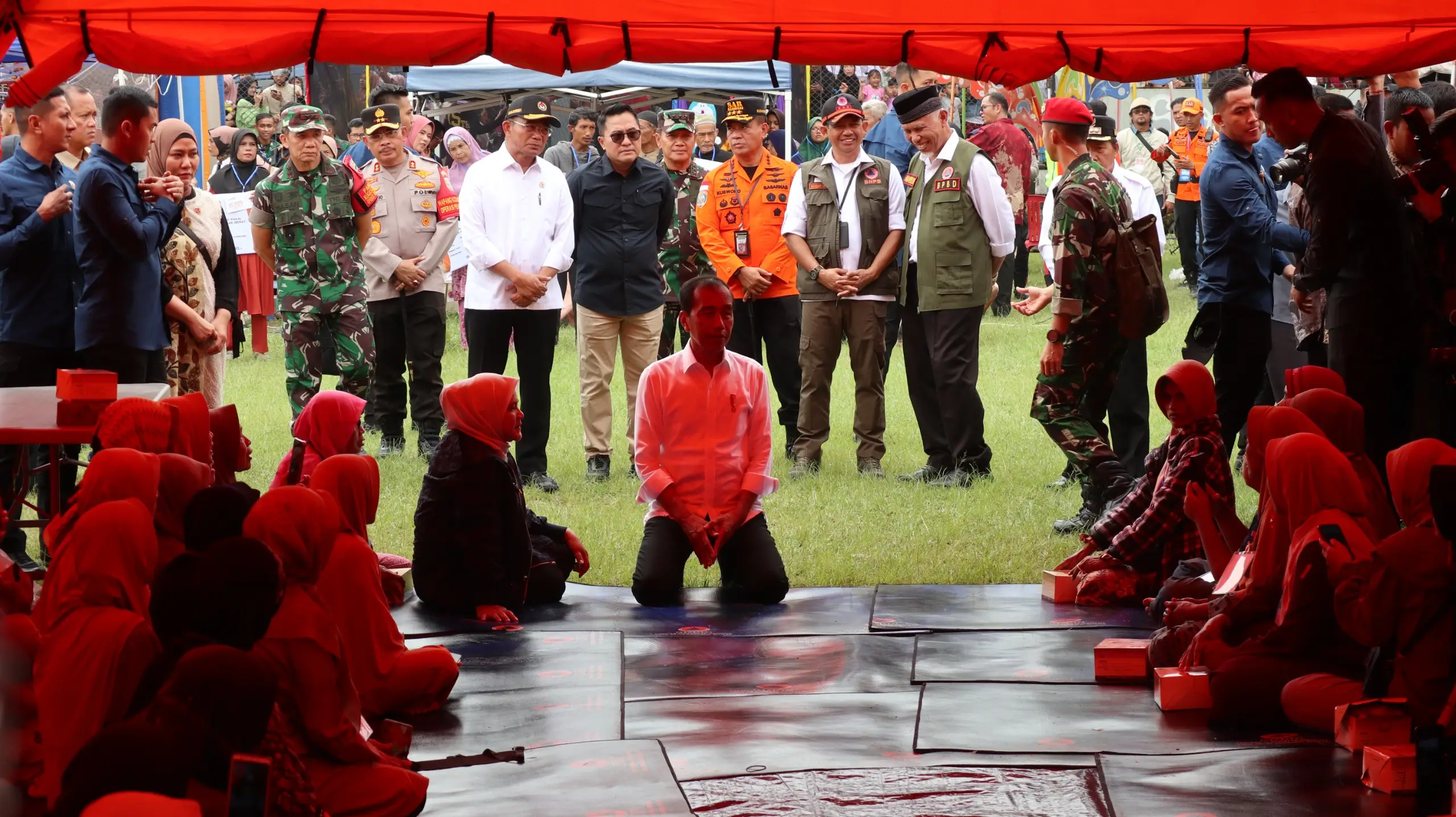 Presiden Joko Widodo bersama Ibu Iriana Joko Widodo berdialog dengan warga terdampak galodo di pos lapangan Batu Taba, Kabupaten Agam, Sumatera Barat pada Selasa (21/5).